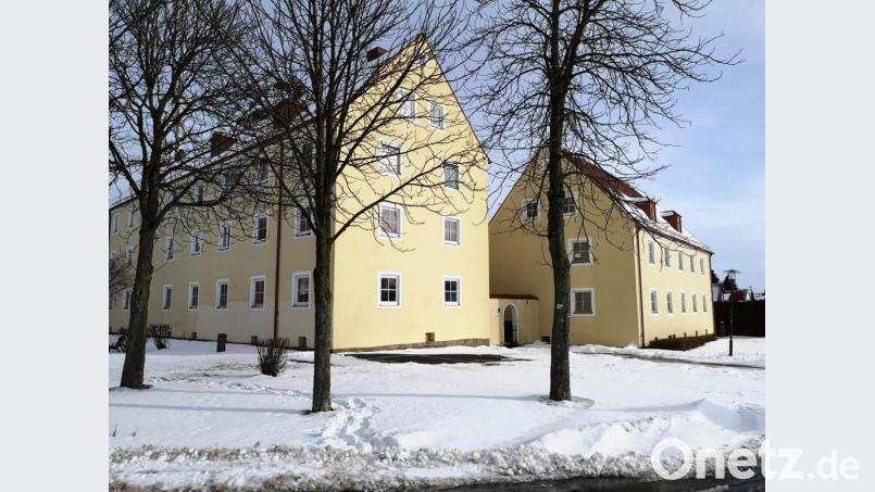 Interesse gibt es an der Sanierung der alten Wohnblocks am Robert-Lindig-Platz in Mitterteich. Um ein solches Projekt zu unterstützen, hat der Stadtrat ein kommunales Förderprogramm ausgeweitet. Bild: lnz