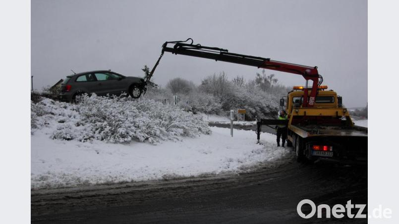 Mittels eines Autokrans musste das Unfallauto geborgen werden. Bild: kro