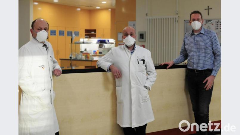 Professor Dr. Heiko Graichen (links) freut sich über die Rückkehr von Dr. Marco Strauch (Mitte) an die Asklepios-Klinik. Mit im Bild Geschäftsführer Daniel Weiß. Bild:  Sandra Hänsel/exb
