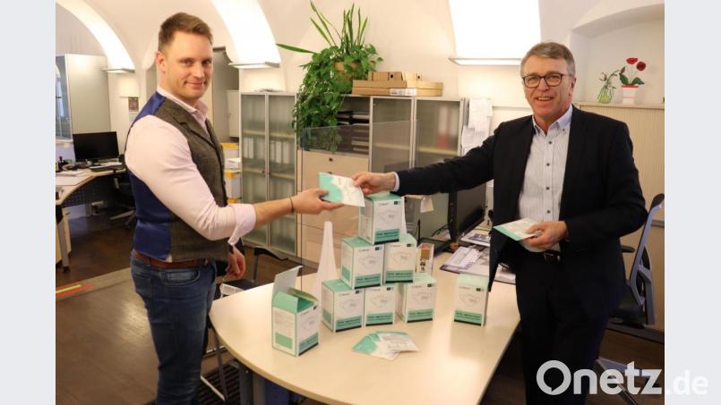 Bürgermeister Franz Stahl (rechts.) und Manuel Dörfler vom Bürger- und Ordnungsamt freuen sich über die pünktlich eingetroffenen Masken. Pflegende Angehörige können diese ab Montag im Rathaus-Foyer abholen. Bild: Stadt Tirschenreuth/exb