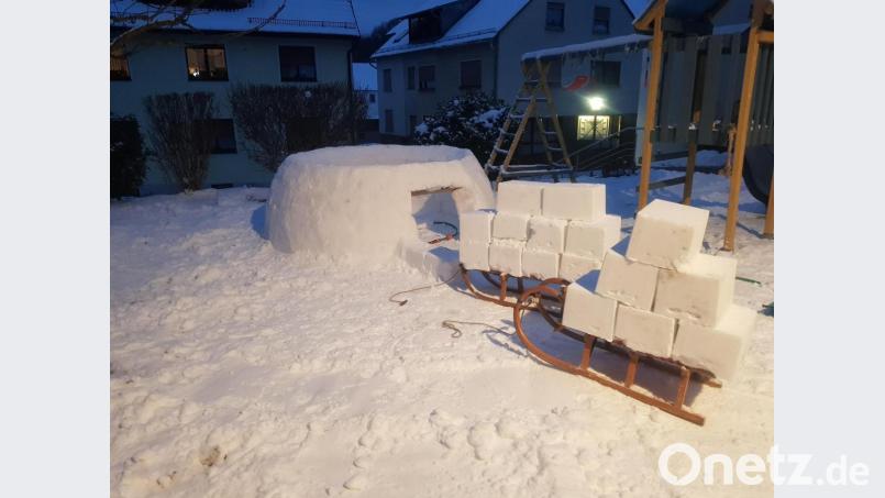 Mit dem Schlitten wurden die Schneeblöcke zum Bauprojekt gefahren. Sieben Stunden arbeiteten die beiden Kinder an ihrem Iglu, bis ihr Kindheitstraum wahr wurde. Bild: lep
