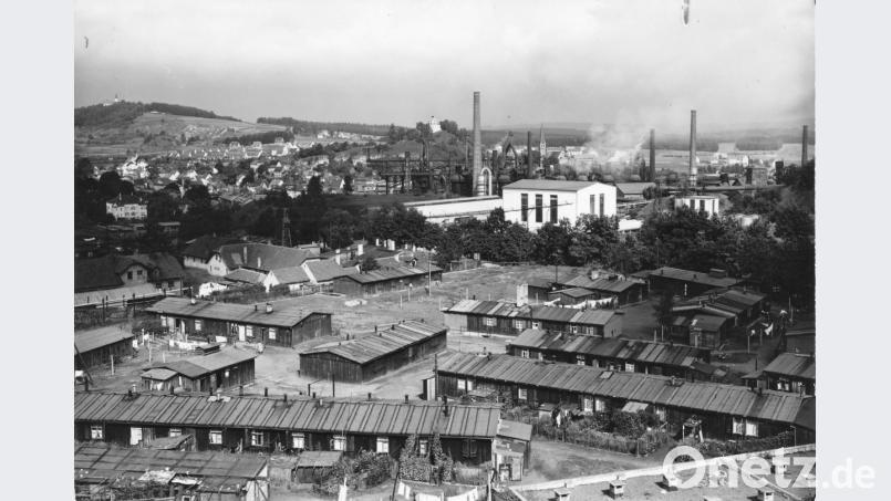 Im Flüchtlingslager Schlackenberg – vormals Lager für Kriegsgefangene und Zwangsarbeiter der Maxhütte – fanden auch viele Sudetendeutsche eine notdürftige Bleibe. In ihrer alten Heimat war Hans Watzlik als Schriftsteller und Sammler von böhmischen Sagen und Märchen sehr bekannt. Bild: Stadtarchiv Sulzbach-Rosenberg