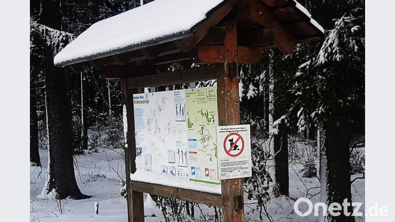 Das Problem Hundekot wurde bei der letzten Gemeinderatssitzung angesprochen. Hundekot auf Loipen und Wegen ist ein Ärgernis. Die Gemeinde hat viele Hundetoiletten aufgestellt, doch den Service, der die Gemeinde auch viel Geld kostet, nehmen nicht alle an. Bild: ld