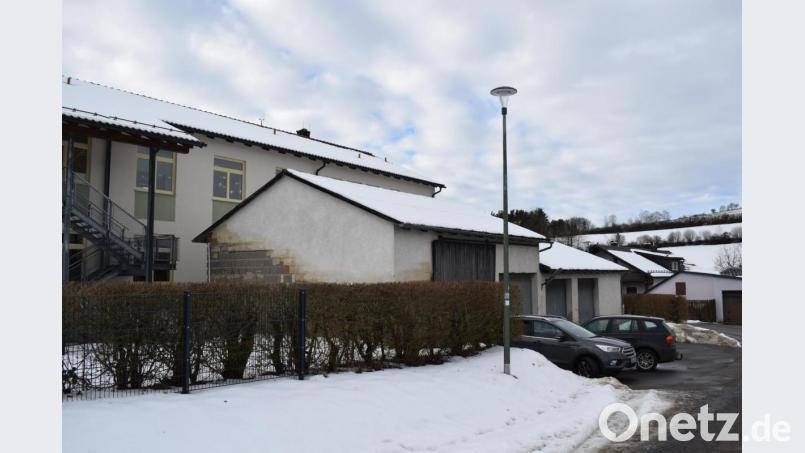 Anstelle der jetzigen Bauhofgaragen soll die künftige Landkinderkrippe gebaut werden. Bild: bnr