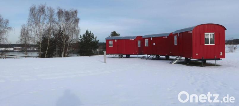 In kultigen Bauwägen können die Kinder und Jugendlichen bei längeren Aufenthalten am Steinberger See übernachten. Die Freizeitanlage „Movin`Ground“ erweitert ihr Betreuungsangebot. Bild: Hirsch