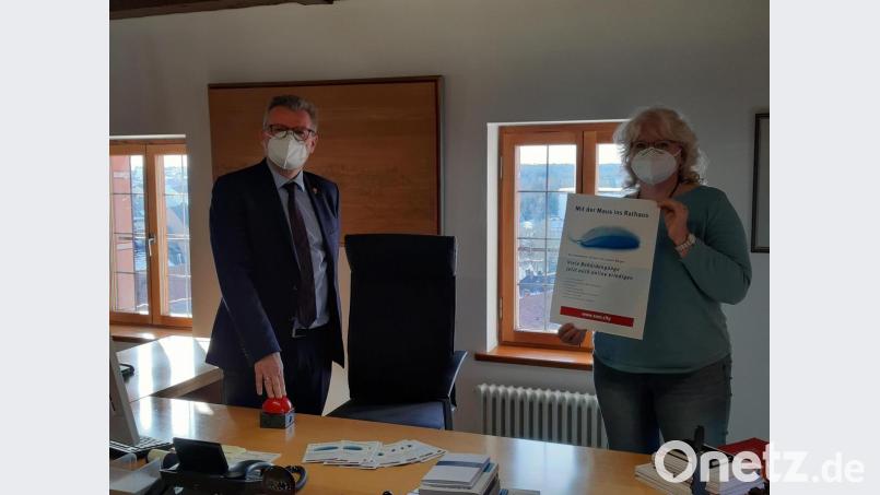 Bürgermeister Michael Göth und Gabriele Wagemann, Leiterin Hauptamt, gaben den Startschuss für die neuen Onlinedienste der Sulzbach-Rosenberger Stadtverwaltung. Bild:  Kerstin König/exb