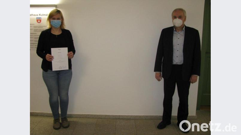 Kulmains Bürgermeister Günther Kopp gratulierte Kathrin König zum Abschluss ihres Weiterbildungsseminars. Bild: exb