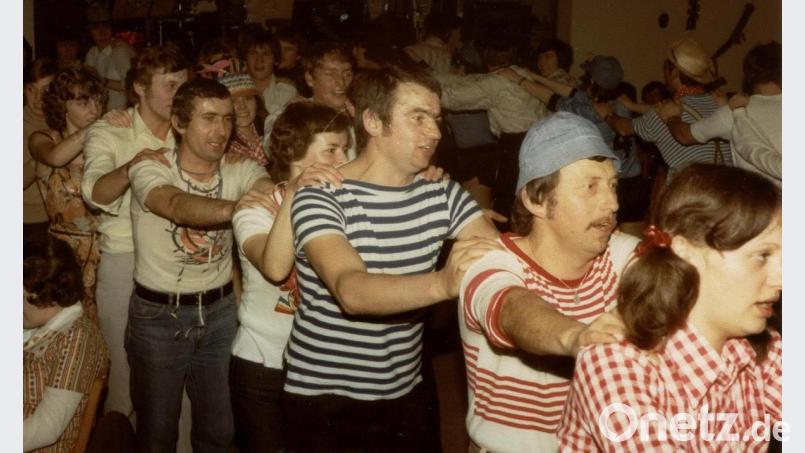 Bei den Gleiritscher Faschingsbällen schlug die Stimmung stets hohe Wellen: Eine Polonaise durch den Saal durfte dabei nicht fehlen. Archivbild: ask