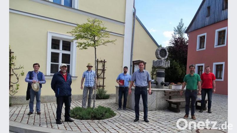 Josef Brunner (Leiter des Koessler-Arbeitskreises), HuK-Vorsitzender Georg Wagner, Vorstandsmitglied Thomas Stingl, Marco Vollath, Christian Bothner, Zweiter Vorsitzender Leonhard Zintl sowie Stefan Hautmann (von links) trafen sich zur Ortsbesichtigung am Marktbrunnen beim Altem Schulhaus. Bild: hl