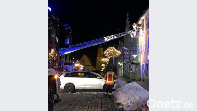 Mit der Drehleiter der Kemnather Wehr wurde eine Person aus dem Obergeschoss eines Gebäudes auf dem Kemnather Stadtplatz am Samstagabend gerettet. Bild: mde