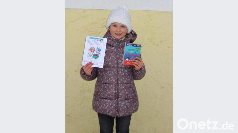 Magdalena Hecht ist die stolze Gewinnerin des Adventsrätsels der Bücherei Kastl. Bild: rpp