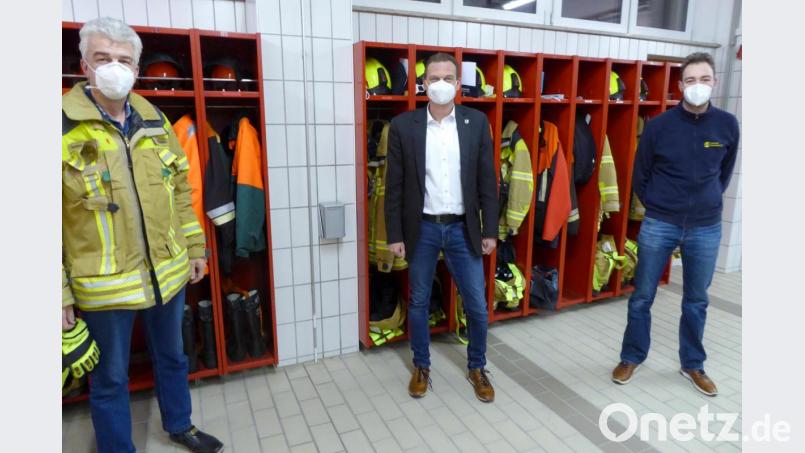 Bürgermeister Ernst Schicketant übergibt den Kommandanten der Feuerwehren Altenstadt/WN, Gottfried Amschl (links), und Meerbodenreuth, Josef Danzer (rechts), für die Aktiven ein Dankeschön der Gemeinde. Bild: fsb