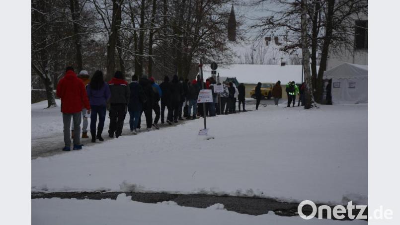Sonntagnachmittag in Waldsassen: Am Testzentrum im Landkreis Tirschenreuth bildet sich eine lange Schlange. Tschechische Pendler wollen sich ihren Test sichern, um auch am Montag zu ihrem Arbeitsplatz gelangen zu können. Schon in den ersten 30 Minuten waren am Sonntag 300 Menschen zum Testen angetreten. Bild: jr