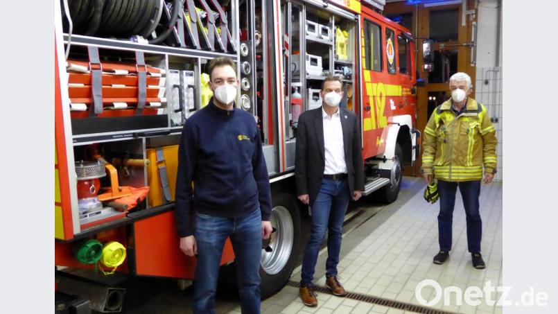 Die Kommandanten der Feuerwehr Altenstadt/WN, Gottfried Amschl (rechts), und Meerbodenreuth, Josef Dagner (links) zusammen mit Bürgermeister Ernst Schickedanz bei der Übergabe der Geldspende der Gemeinde vor dem HLF 2016. Bild: fsb