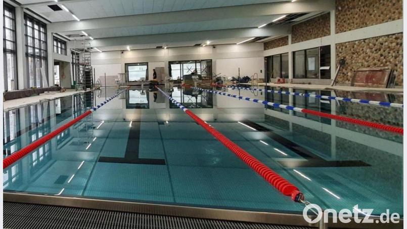 Das Wasser im großen Becken des Hallenbads ist bereits eingelassen. Gearbeitet wird nur noch an Details. Bild: fph