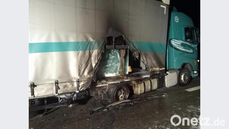 Vermutlich ein technischer Defekt ist die Ursache für den Lkw-Brand auf der A 93. Bild: Feuerwehr Nabburg