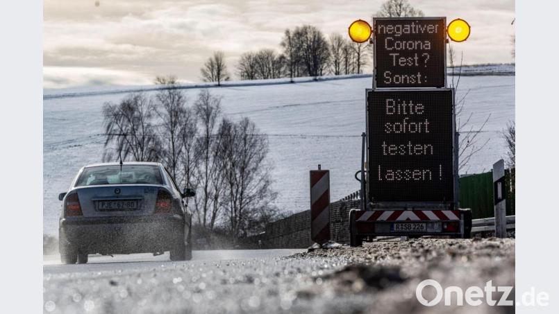 Coronatest-Hinweisschilder kurz hinter der deutsch-tschechischen Grenze. Foto: Armin Weigel/dpa Bild: Armin Weigel