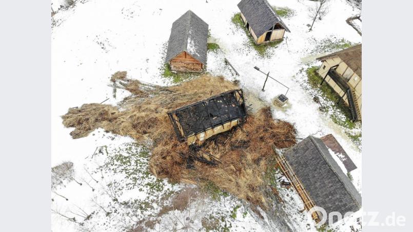 Das ganze Ausmaß des Feuers im Bärnauer Geschichtspark muss ein Brandgutachter bestimmen. Der komplette Dachstuhl des mittelalterlichen Gebäudes fiel den Flammen zum Opfer. Archivbild: mür