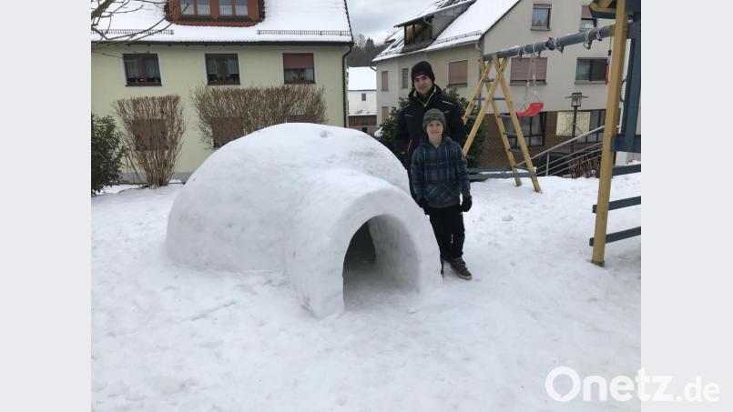 Das Iglu von Jakob und Ferdinand Zeitler ist ein Hingucker. Sieben Stunden brauchten die beiden Jungs um ihren Kindheitstraum zu verwirklichen. Bild: lep