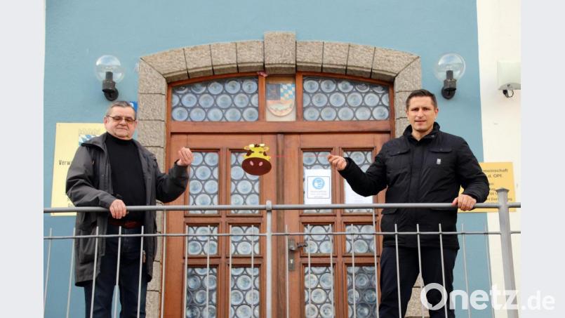 Stadtverbandsvorsitzender Dieter Kies (li) und Bürgermeister Marcus Gradl mit einer selbstgebastelten Maske vor dem Rathaus Bild: jma