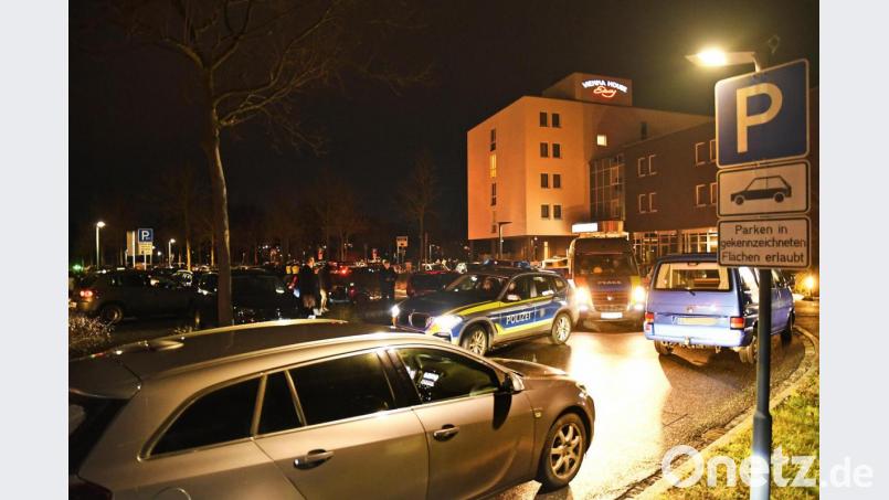 Mehr Autos, als die Auflagen der Stadt erlaubten, wollten am Korso rund um die Altstadt teilnehmen. Bild: Petra Hartl