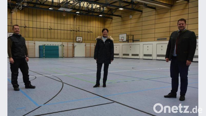 Sie präsentierten den neuen Bodenbelag und freuten sich über die nun vollendete Innensanierung der Mitterteicher Mehrzweckhalle: (von links) Hausmeister Michael Wölfl, Kämmerin Ursula Ockl und Bürgermeister Stefan Grillmeier. Bild: jr