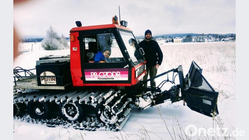 Bis in die Abendstunden hinein ist Christof Schindler (Foto), meist unterstützt von Manfred Kraus, mit der Schneeraupe unterwegs, um saubere Loipen für die Skilangläufer zu präparieren. 20 Kilometer legen die beiden Fahrer mehrmals in der Woche zurück, um so ein Paradies für Langläufer zu schaffen. Felix lässt sich das Schauspiel nicht entgehen und begleitet den Papa als Co-Pilot auf dem Beifahrersitz. Das Interesse ist groß; während des Fototermins riefen nicht weniger als drei Leute an, um sich zu erkundigen, wann sie in die Loipe einsteigen können. Bild: ld
