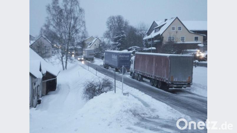 Nicht weniger als sechs Stunden mussten sich letzte Woche die Fahrer von sieben Lastwagen gedulden, bis es weiterging. Vroni Söllner dachte nicht lange nach, packte einen Korb zusammen, kochte Kaffee und versorgte die Fahrer damit. Bild: ld