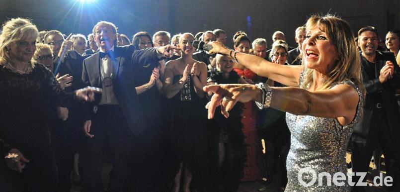 Ireen Sheer riss das Weidener Publikum mit und zeigte sich selbst vom ADAC-Ball begeistert. Bild: Kunz