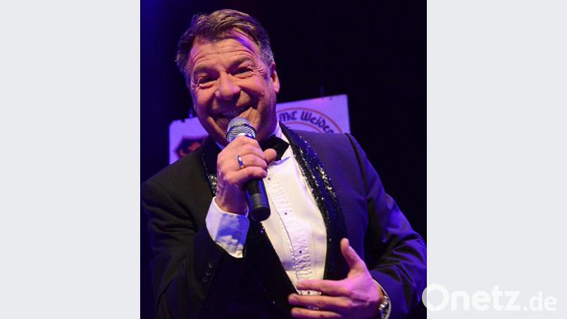 Patrick Lindner heizt den Ballbesuchern ein. Bild: Kunz