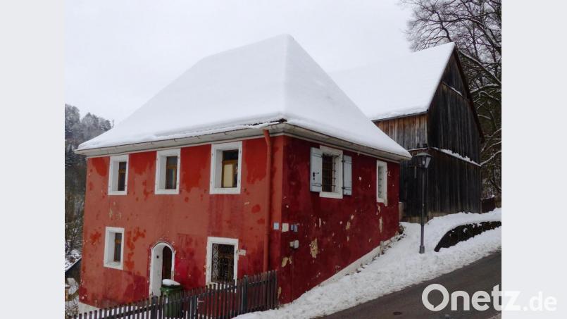 Das ehemalige Kastler Mesnerhaus in der Klosterbergstraße, dem der Verfall drohte, wird von den neuen Eigentümern saniert. Der dahinter liegende Stadel wird abgebrochen und durch ein kleineres Holzgebäude ersetzt, das ins Gesamtprojekt integriert wird. Bild: jp