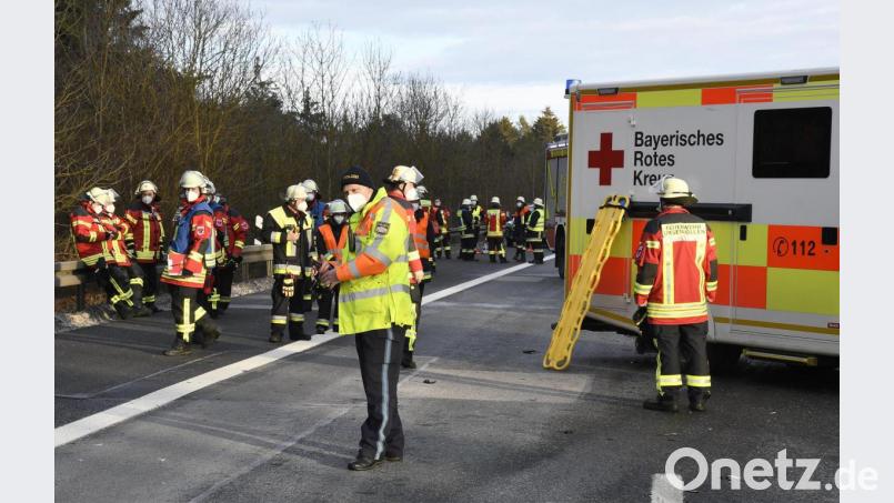 Rettungsdienst, Verkehrspolizei Amberg und die Feuerwehren Ursensollen und Hohenkemnath waren am Freitag nach dem Unfall auf der A6 im Einsatz. Zwei Ersthelfer hatten da schon vorbildlich gehandelt. Bild: Petra Hartl