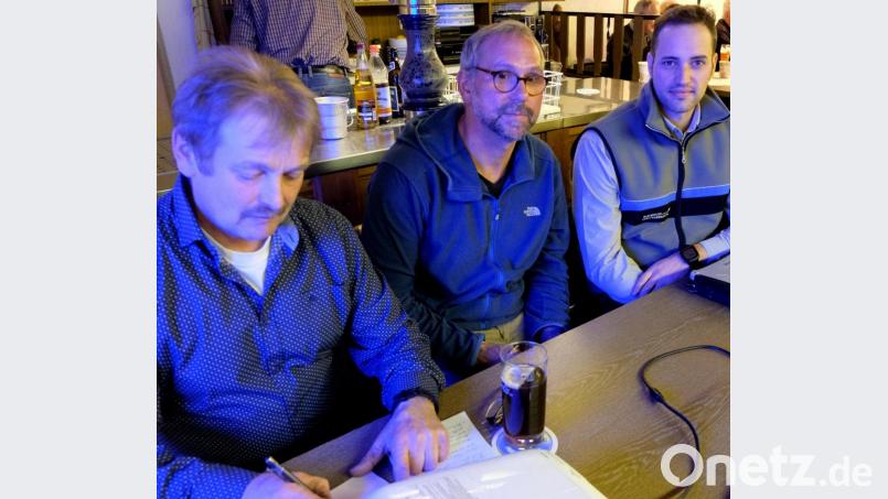 Das Bild stammt von einer Zusammenkunft vor der Pandemie. Vorsitzenden Willy Meierhöfer, Geschäftsführer Michael Bock und Forstamtmann Sebastian Höllerer (von links ) halten die heute 65-jährige Waldbesitzervereinigung Floß und Umgebung weiter fest zusammen. Archivbild: le
