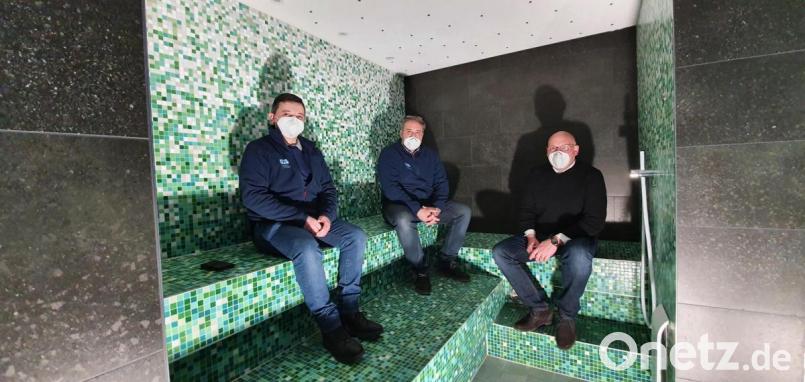 Blick ins Dampfbad: Von links Versorgungstechniker Stefan Kreuzer, Kämmerer Markus Brand und Oberbürgermeister Oliver Weigel. Bild: fph