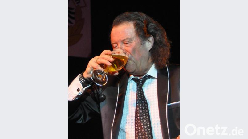 Chris Andrews genehmigte sich während des Auftritts ein Glas Bier. Bild: Kunz