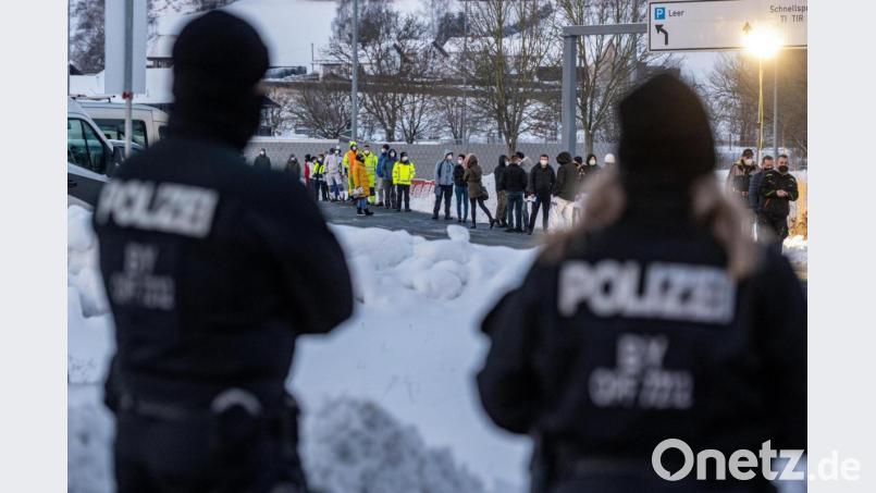 Pendeln, warten, frieren: Zahlreiche Menschen stehen vor einer Corona-Teststation an der deutsch-tschechischen Grenze in Furth im Wald Schlange. Bild: Armin Weigel