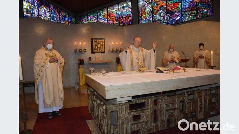 Weihbischof Reinhard Pappenberger (am Altar) war am Sonntag Hauptzelebrant und Prediger beim Franz-von-Sales-Fest. Mit im Bild der Konnersreuther Pfarrseelsorger Pater Benedikt Leitmayr (links) und die Patres John Gali und Friedhelm Czinczoll (von rechts). Bild: jr