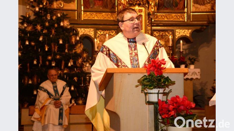 Stadtpfarrer Pater Hans Ring (rechts) feiert gemeinsam mit Pater Renhold Schmitt (links, hinten) den Festgottesdienst zu Ehren des Heiligen Franz von Sales, dem Grundes des Ordens der Oblaten Franz von Sales. Bild: bey