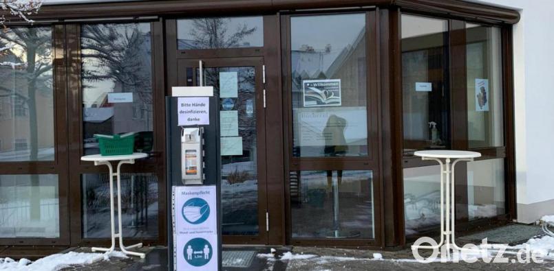 Der Abholservice in der Bücherei Schwarzenfeld wird gut angenommen. Bild: Alexandra Kirst/exb