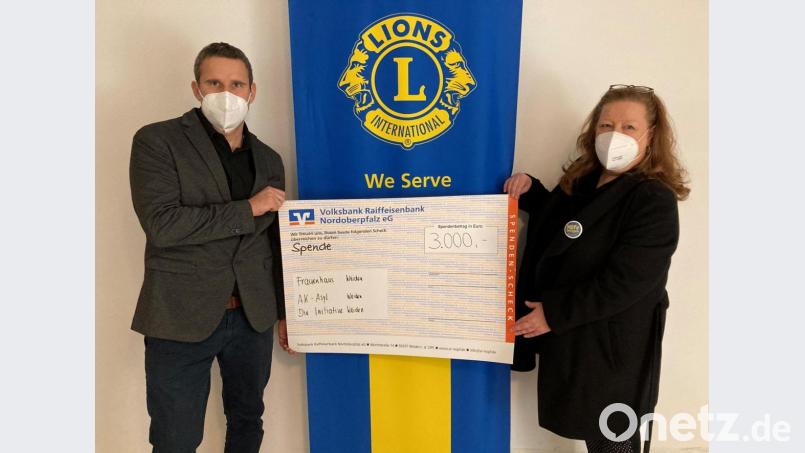 Past-Präsidentin und maßgebliche Organisatorin von „Comic trifft Weiden“, Andrea Schubert (links), sowie der derzeitige Präsident des Clubs Christian Schramek. Bild: Lions-Club Goldene Straße/exb