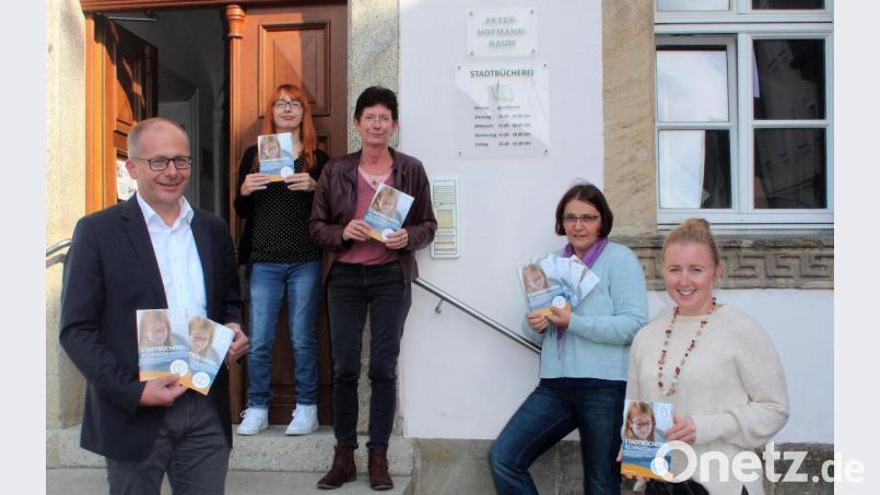 Informationen, die über den Bestellservice hinaus gehen, bietet auch ein Flyer, den von der Stadt Susanne Schiller (rechts) und Bürgermeister Roman Schäffler sowie von der Bücherei Deborah Pregler, Christine Schubert und Judith Schliermann (von links) präsentieren. Bild: stg