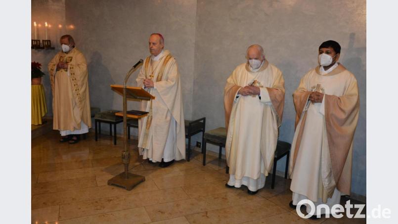 Am Sonntag wurde das Fest des Ordenspatrons der Salesianer, des heiligen Franz von Sales, in Fockenfeld gefeiert. Mit dabei waren (von links) Pater Benedikt Leitmayr, Weihbischof Reinhard Pappenberger, Pater Friedhelm Czinczoll und Pater John Gali. Bild: jr