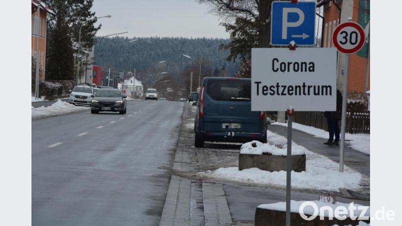 Ein Hinweisschild in der Egerer Straße in Waldsassen gibt die Richtung in die Stegwiesenstraße zum Parkplatz vor dem Testzentrum vor. Bild: jr