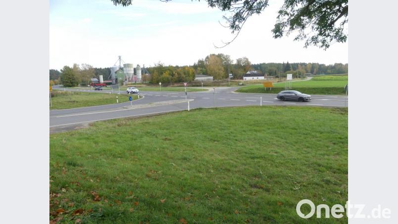 Zwischen Birschlingweg (rechts im Hintergrund) und Lagerhaus Schloderer (links) wird das Unternehmen Agip Eni eine Tankstelle mit Waschanlage und einem kleinen Verkaufsladen sowie Café.errichten. Archivbild: rn