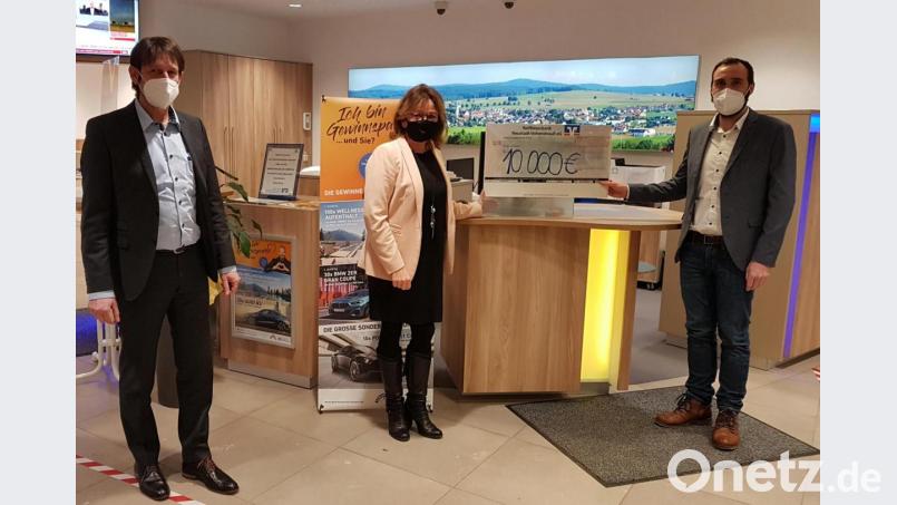 In der Raiffeisenbank-Geschäftsstelle überreicht Filialleiterin Karin Lindner (Mitte) den symbolischen Scheckstellvertretend für alle Spendenempfänger an Bürgermeister Armin Bulenda (rechts). Bild: gi