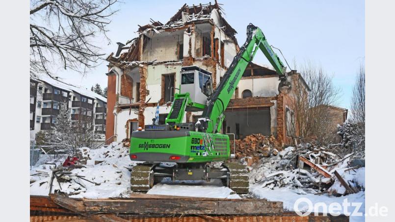 Fachleute sagen dazu &quot;ortsbildprägend&quot;. Zumindest rund um die Johann-Dietl-Straße traf das für die Fischer-Villa zu. Nach dem am Montag begonnenen Abbruch wird davon bald nichts mehr zu sehen sein. Bild: Gabi Schönberger