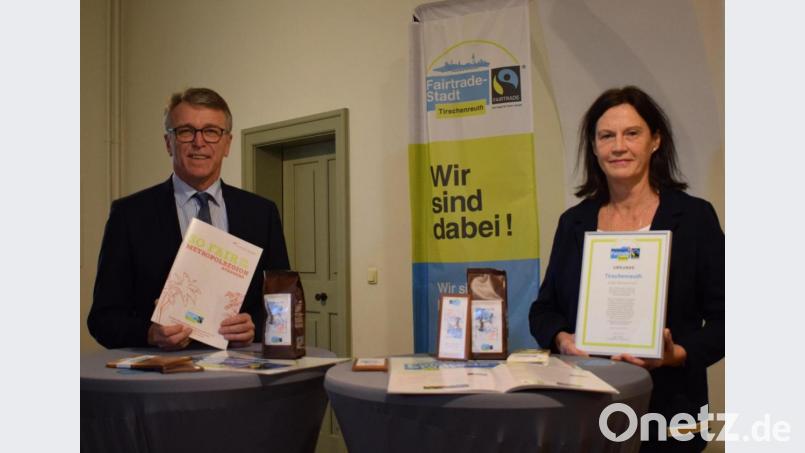 Tirschenreuth bleibt Fair-Trade-Stadt. Das Siegel darf die Stadt für weitere zwei Jahre führen. Darüber freuen sich Bürgermeister Franz Stahl und Doris Schön, Fair-Trade-Beauftragte im Stadtrat. Bild: szl