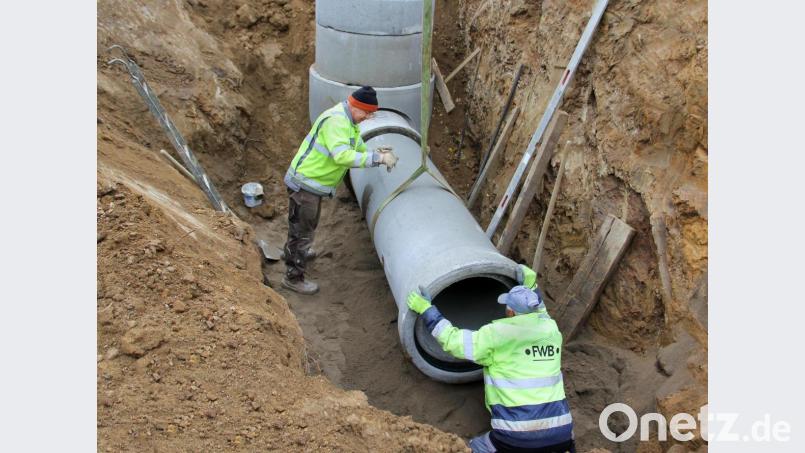Die Dietersdorfer Straße in Niedermurach stand besonders im Blickpunkt: Große Rohrleitungen brachte dort der Bautrupp für die Beseitigung des Niederschlagswassers in die Erde. Archivbild: Josef Böhm