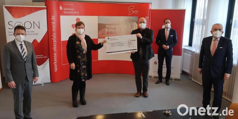 Die Sparkasse Oberpfalz-Nord übergab den Spendenscheck mit (von links) Oberbürgermeister Jens Meyer, Pfarrerin Stefanie Endruweit, Regionadekan Johannes Lukas, Filialbereichsleiter Robert Stahl und Vorstandsvorsitzender Ludwig Zitzmann. Bild: uz
