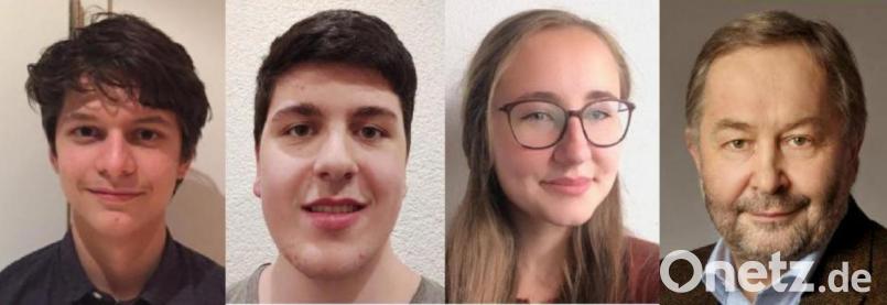 Der Sieger der Physik Regionalwettbewerb Tarek Bećić (Frankenwald-Gymnasium Kronach), der zweite Michael Ott und die dritte und Linda Thumfart (beide Augustinus-Gymnasium) sowie der Organisator des Physik Regionalwettbewerbs Physik-Professor Walter Zimmermann (Universität Bayreuth). Bild: exb/W. Zimmermann